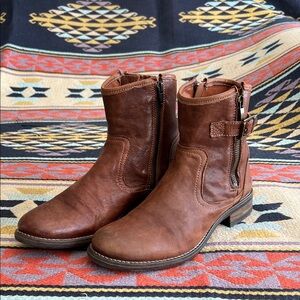 Women’s beautiful Taos size 8–8.5 Brown Leather Boots with buckle and zipper